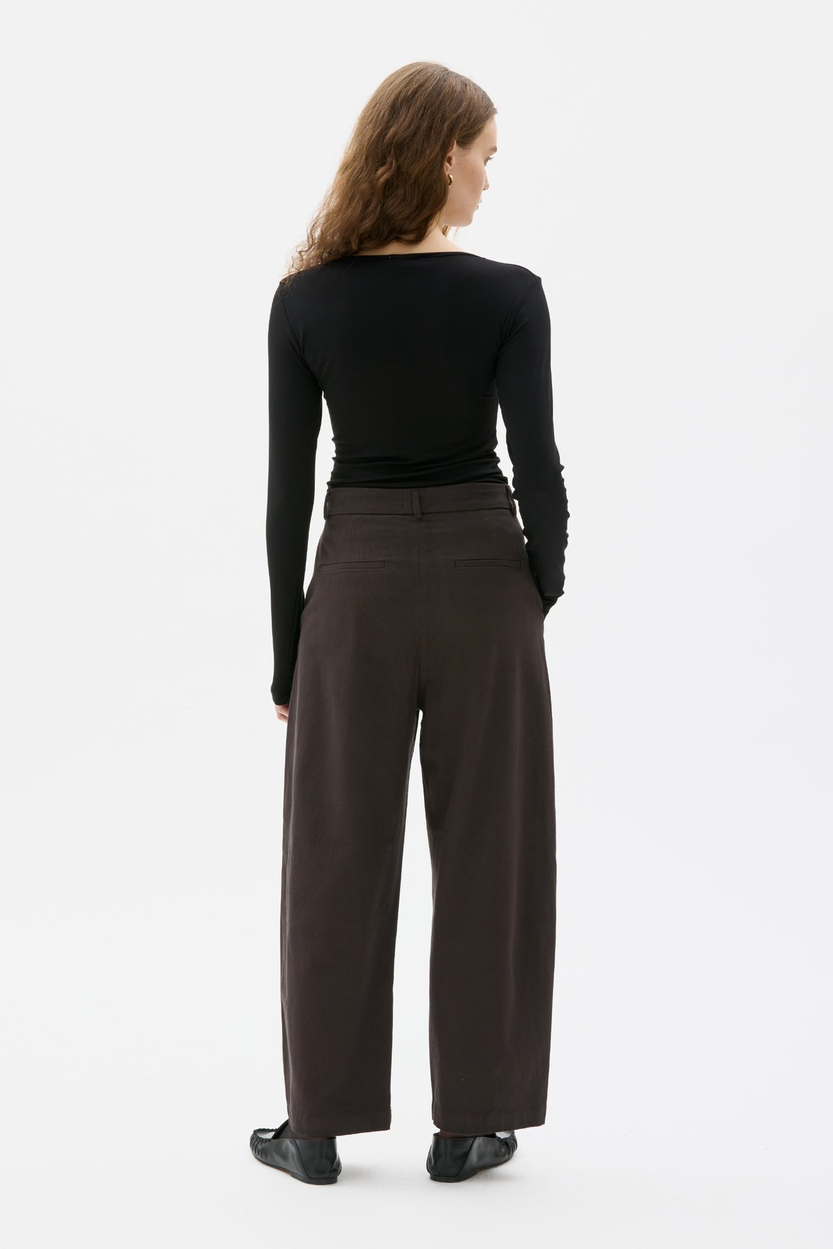 Maska Nona curved trousers in Morel Brown, back | NAHARA Mendocino