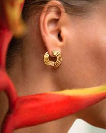 Nara Wave Gold Stud Earrings